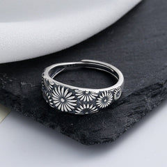 Elegant Daisy Ring