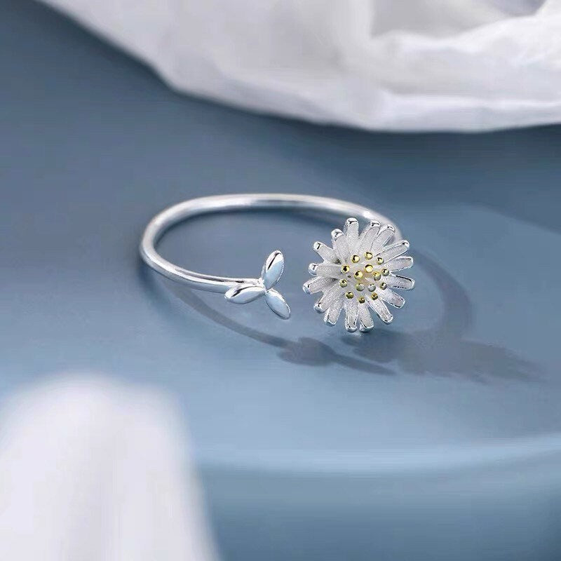 Dainty Daisy Ring