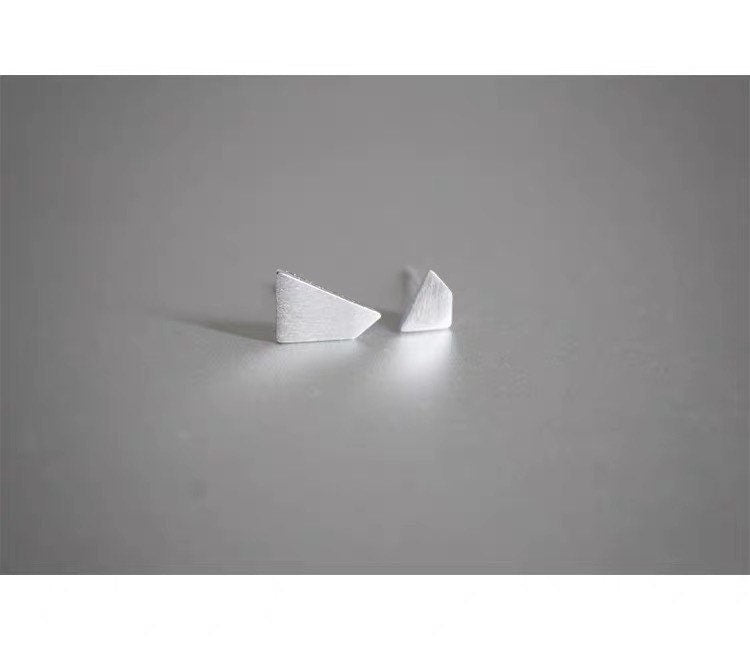 Geometric Minimalistic Studs