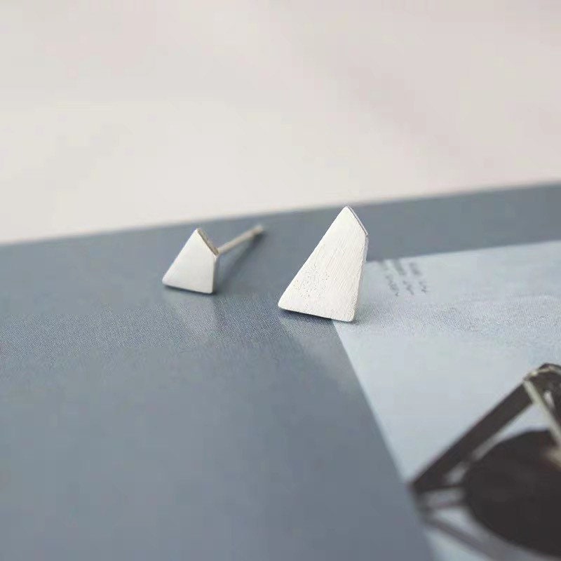 Geometric Minimalistic Studs