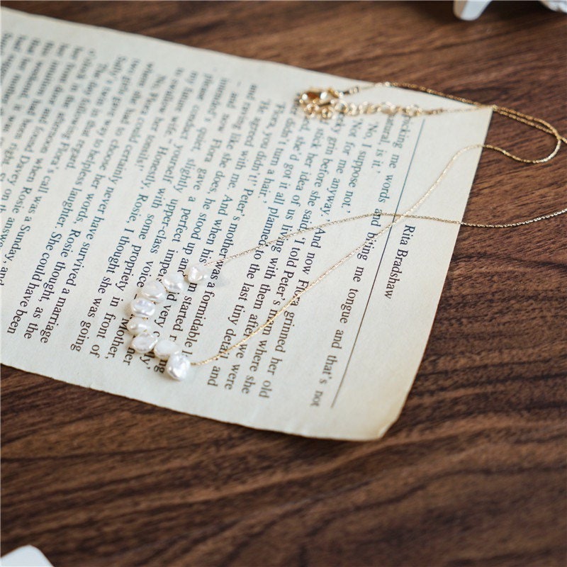 Minimalist Baroque Pearl Necklace ¨C A Touch of Understated Luxury